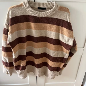 Brun Randig Sweater - Perfekt tjock tröja till vintern eller hösten. Materialet är lent och sticks inte. Köpte den för några år sedan men den har knappt använts eftersom jag inte hittade ett tillfälle för den.