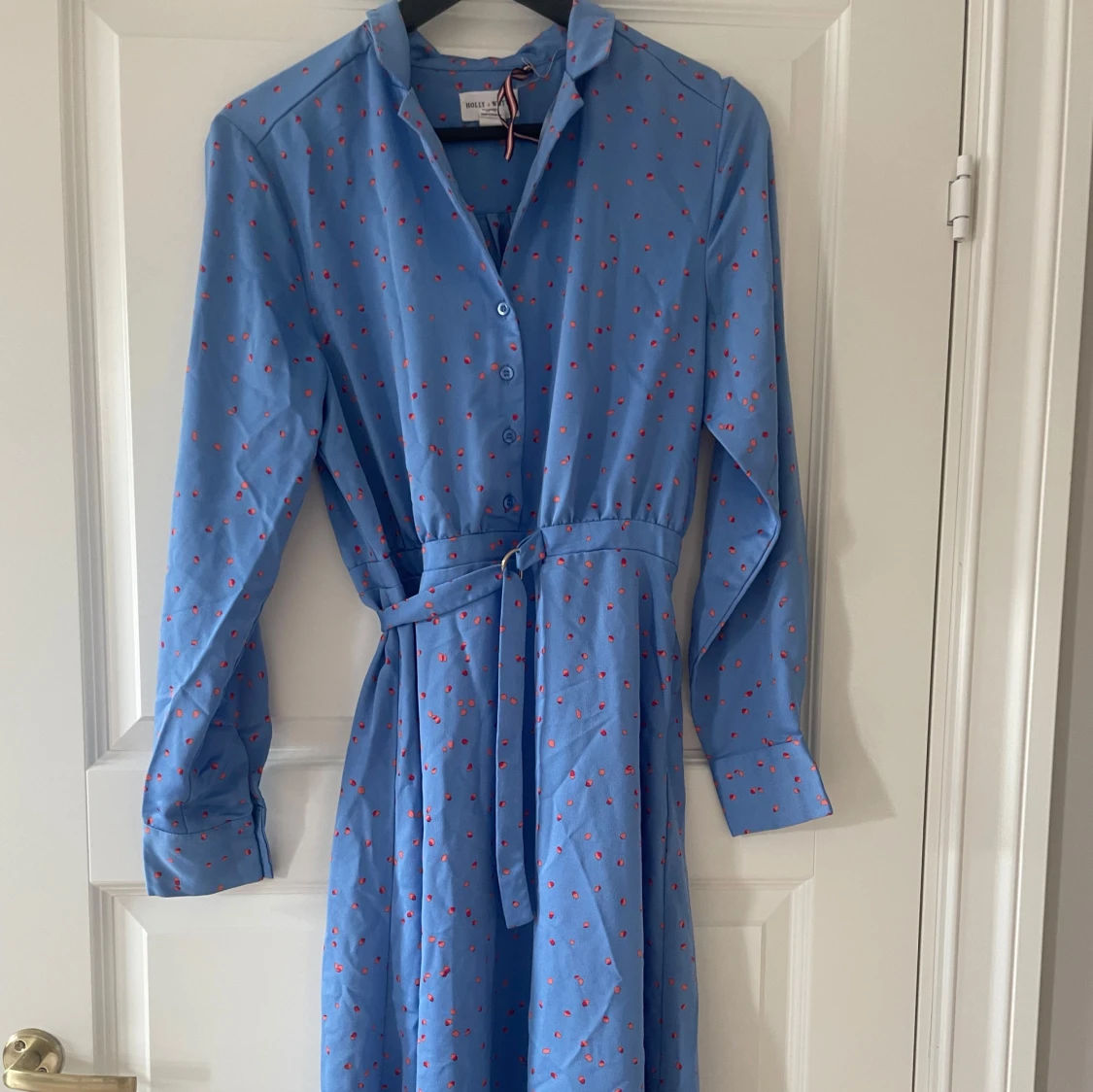 Blå mönstrad klänning Holly & White