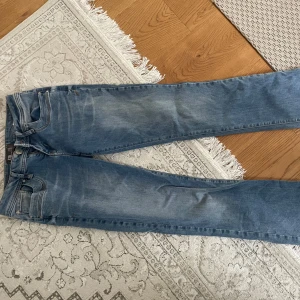 LTB jeans - Säljer ett par blå bootcut jeans från LTB, storlek 27/34 modell Valerie. Super snygga, jag är 167cm💕💕 midja - 38 cm, innerbenslängd ca 80cm