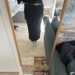 Svart ribbad långkjol - Svart ribbad långkjol i XS från Lindex 