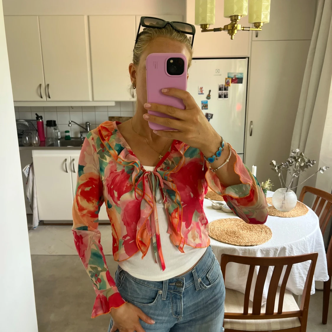 Blommig blus med snörning och volang - 2