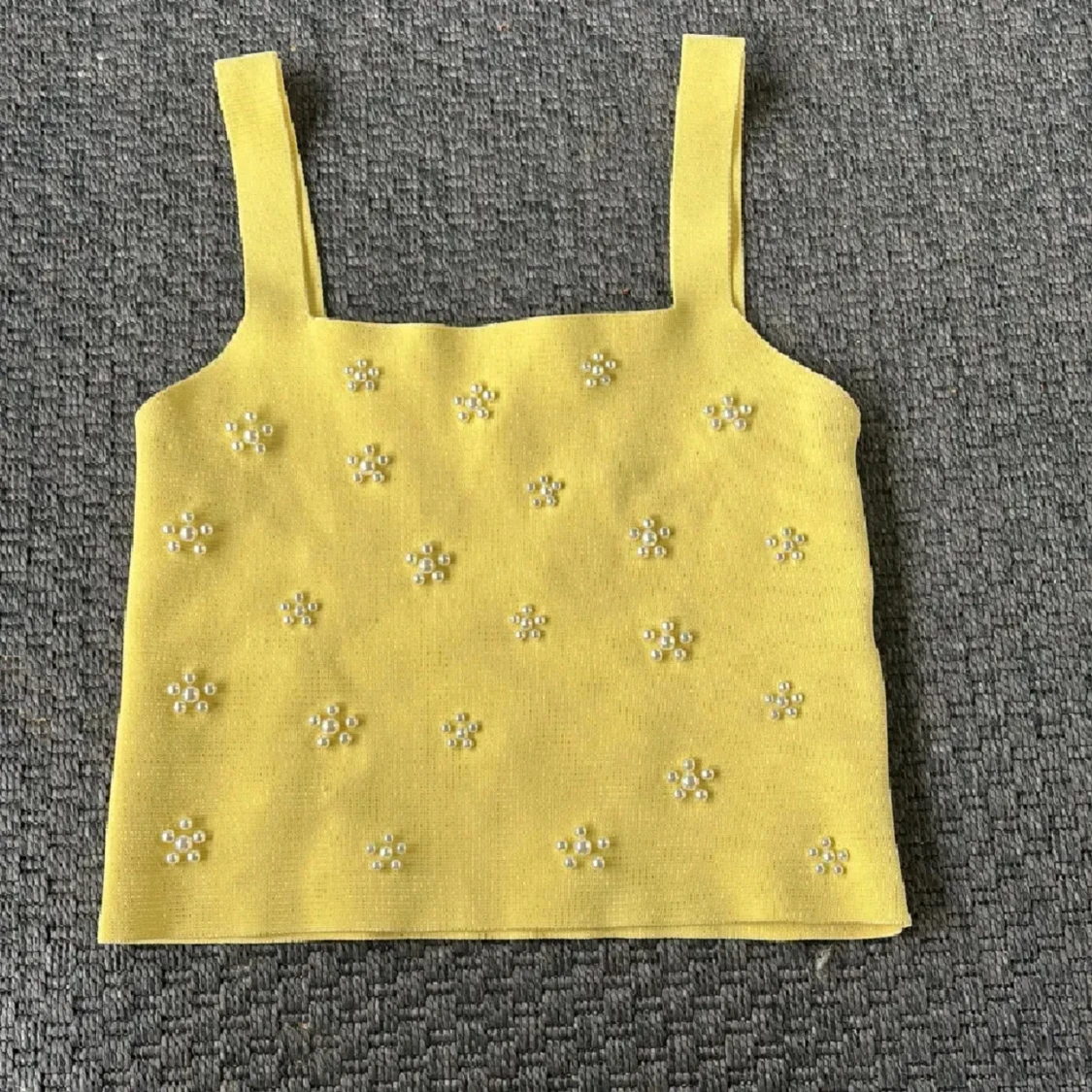 Gul pärlprydd linnetopp från Zara