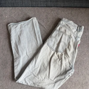 Levis jeans - Säljer ett par Levis jeans i okej skick, de har ett litet hål på baksidan, se sista bilden. Det är säkert något som går att sy! 