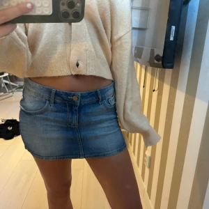 Blå jeanskjol  - Blå jeanskjol från mango, fint skick och passar till allt, Strechigt material, skicka prisförslag 