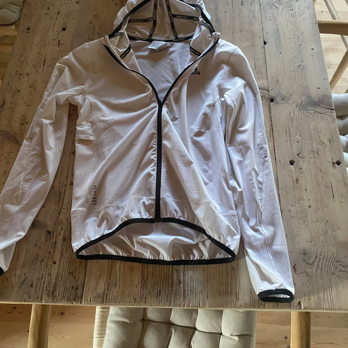 Vit vindjacka från Adidas med huva