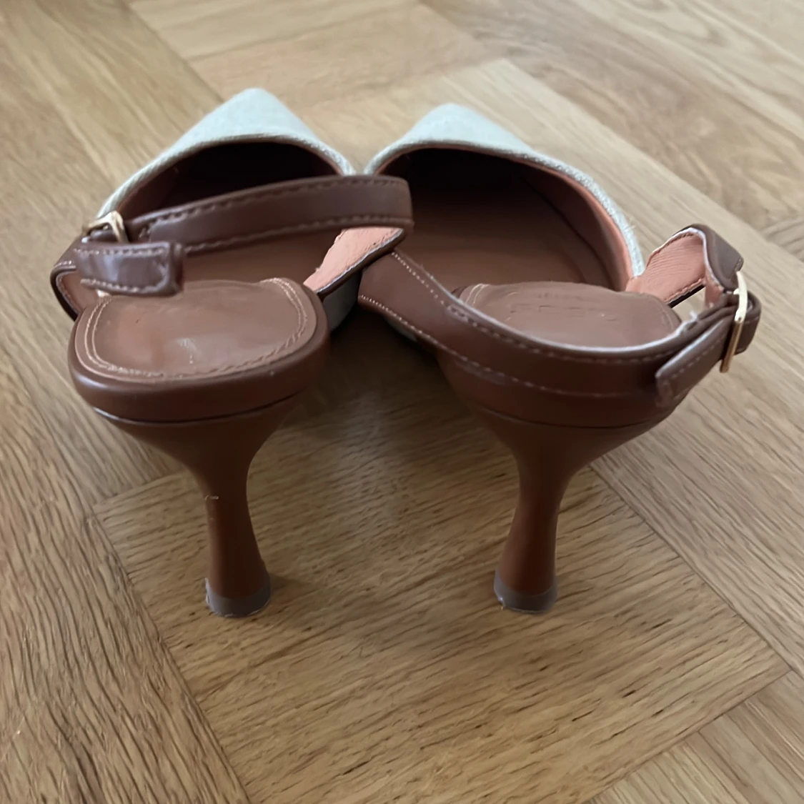 Beige pumps med spetsig tå och klack - 1