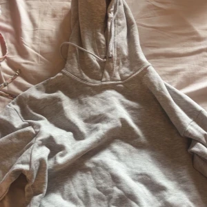 Grå hoodie - En grå fin hoodie från lager 157 säljer då den är förstor 💕