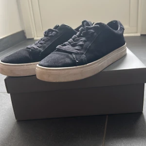 Svarta mockasneakers från Vagabond - Stilrena Vagabond-skor – Storlek 43 (passar även 42 & 44) – 300 kr  Säljer ett par snygga och bekväma skor från Vagabond. Skorna är i storlek 43, men passformen är flexibel och de fungerar bra även för dig som vanligtvis har storlek 42 eller 44.  Modellen är klassisk och passar perfekt till både vardag och mer uppklädda tillfällen. Använda men i gott skick – inga större skador eller slitningar. Pris kan diskuteras 