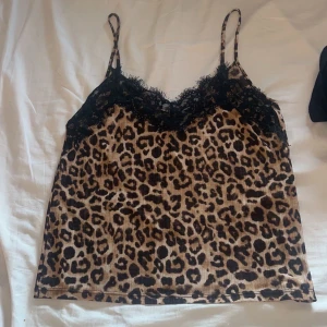 Leopardmönstrad topp - Säljer en snygg leopard topp från zara storlek M säljer bara då den är förstor 🩷