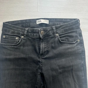 Svarta jeans Zara - Lågmidjade svarta jeans från Zara. I jättebra skick och långa i benen.🥰