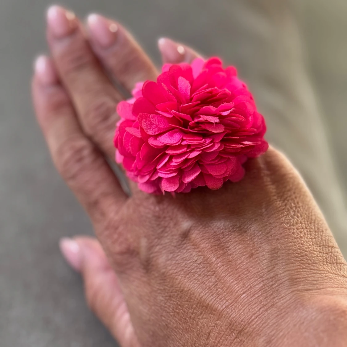 Statementring med rosa blomma