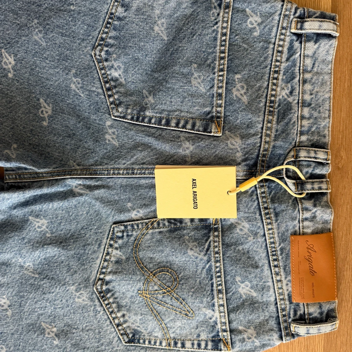 Axel Arigato ljusblå jeans med mönster - 3