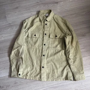 Overshirt från HM - Grön overshirt från HM, storleken är S men passar mer som M!