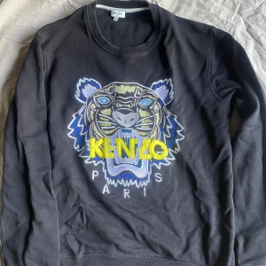 Svart Kenzo tröja  - Svart tröja från Kenzo använd fåtal gånger så väldigt bra skick. Storlek L