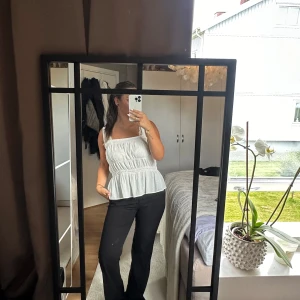 Vit volang topp  - Super söt, knappt använd topp