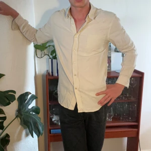 Vit silkesskjorta från Our Legacy - Skjorta från our legacy i krämvit färg. Lätt befläckad i nacken, men inget som syns när den är på! 