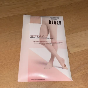 Bloch Contoursoft balettstrumpbyxor - Säljer ett par ljusa balettstrumpbyxor från Bloch, modell Contoursoft. De är konvertibla med hål under foten, perfekta för dans eller balett. Tillverkade i en mjuk blandning av nylon och elastan för ultimat komfort och smidig passform.