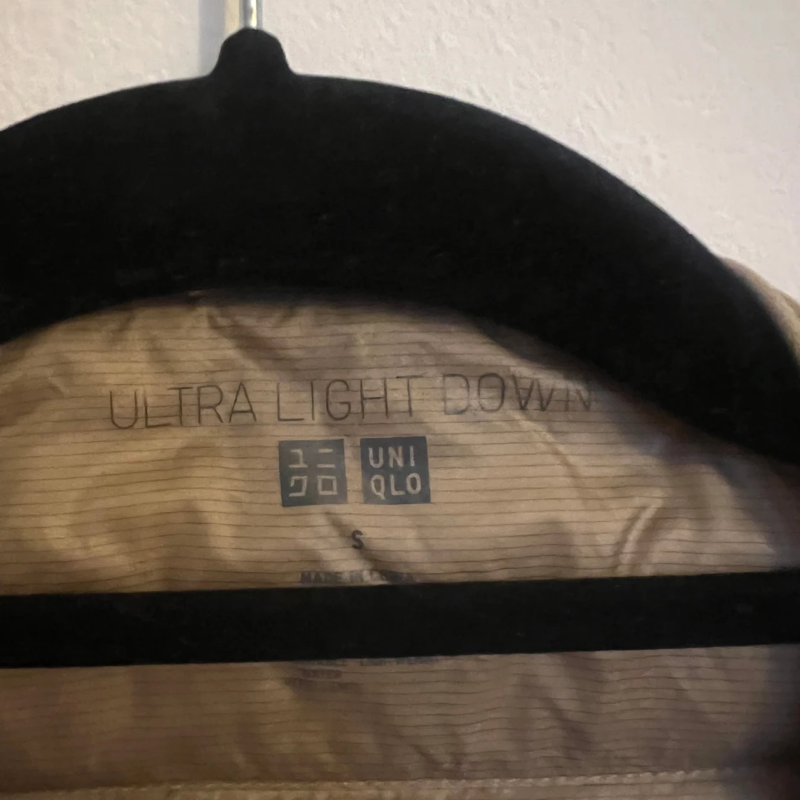 Beige dunjacka från Uniqlo - 2