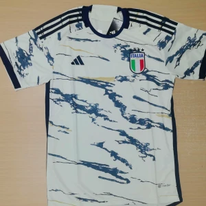  Italien tröja  S - Helt ny Italien landslagströja storlek S. priset kan endast med snabba affär.