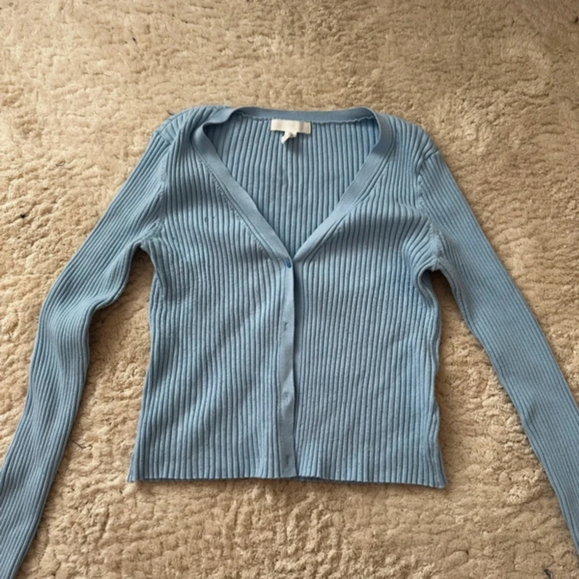 Ljusblå ribbad kofta med v-ringning