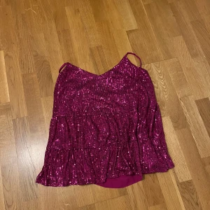 Glittrig festtopp  - Köpt second hand. Skulle gissa storlek L-XL. Jättefestlig! 