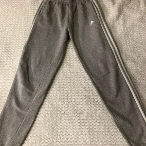 Grå Adidas mjukisbyxor - Gråa oanvänd adidas mjukisbyxor. Size xs-s skriv till mig om du har några frågor eller vill ha mer bilder 