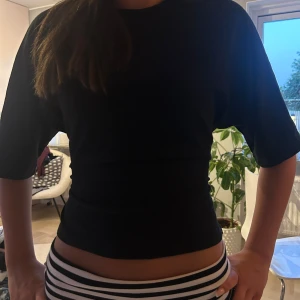 Super fin Svart topp med knyt i ryggen💘 - Säljer en svart top med knytning i ryggen från nelly💘💘