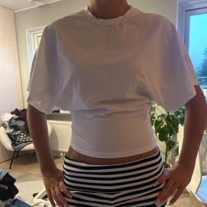 Fin Vit  topp med vida ärmar🤗🤗 - Säljer en super fin vit top med vidare ärmer från nelly💘