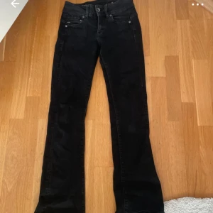 Svarta G-Star raw jeans, lågmidjade och bootcut  - Snygga jeans från g-star RAW. Köpte från sellpy men har endast använt de 1 gång då jag tycker att de är lite för korta (är ca 167 cm lång) passar mig bra i övrigt och jag har storlek xs. (Pris kan diskuteras)💕