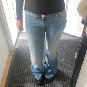 Blå bootcut jeans - Säljer ett par blå bootcut jeans med ljus tvätt och klassisk femficksdesign. Jeansen år låga i midjan och bra i längden på mig som är 160 lång 💞 Nästan helt oanvända. 