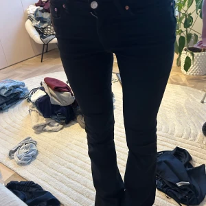 Svarta bootcut jeans - Säljer et par svara bootcut jeans från Gina💕