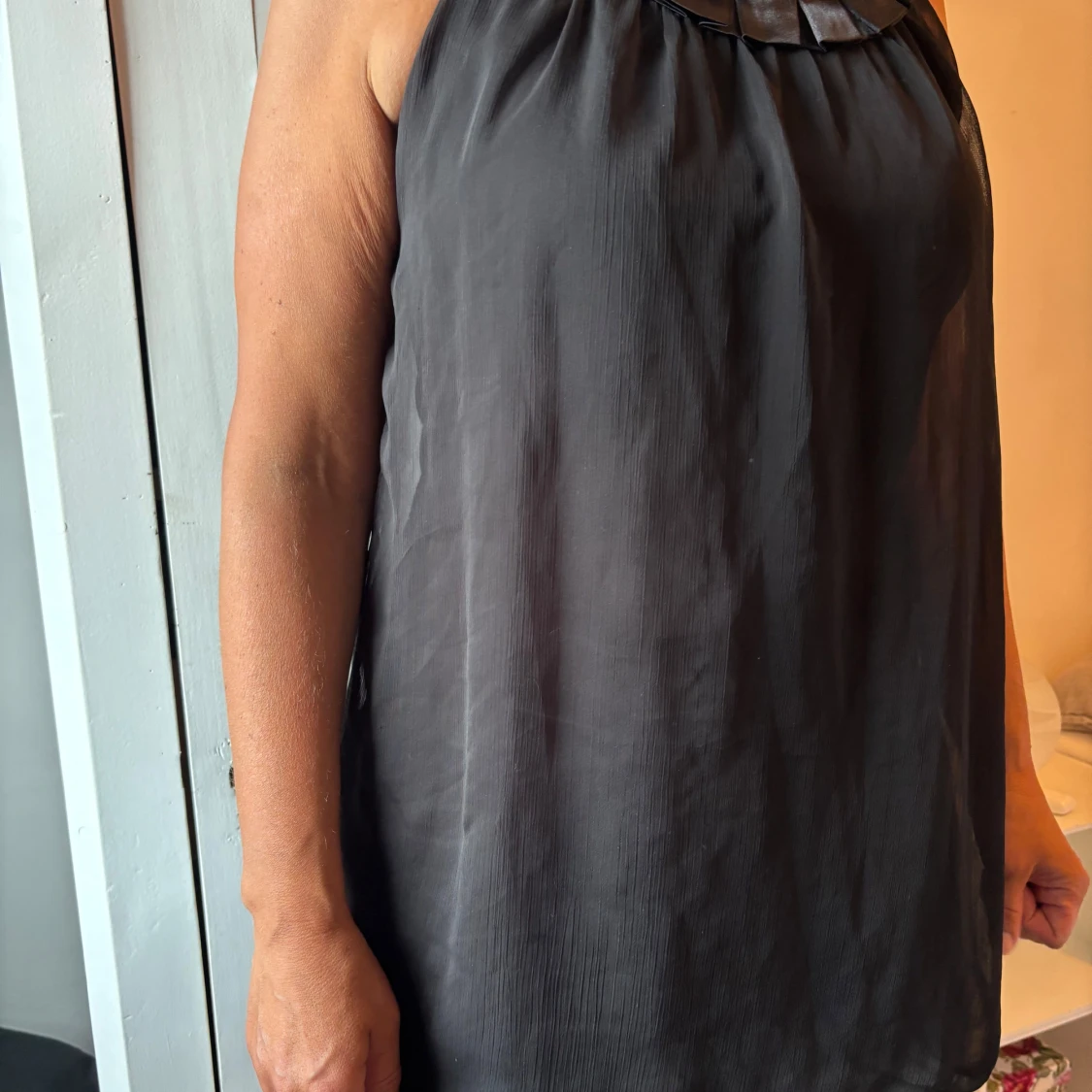 Svart ärmlös linnetopp från Busana