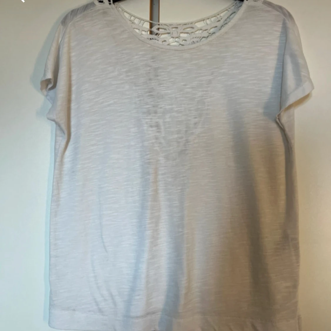 Vit topp med spetsdetalj från ONLY - 1