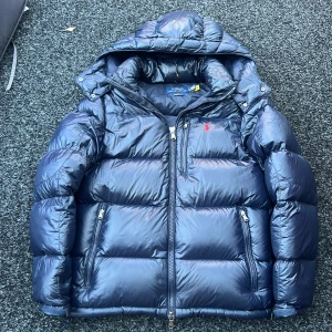 Ralph lauren jacka - Sjukt fet ralph lauren jacka som är slutsåld i nästan alla butiker och hemsidor i denna storlek. Size : herr S men passar även M. Jackan är stor i storleken och är riktigt varm och tjock! Skick 9/10 jättebra skick knappt täcken på användning. Självklart äkta, jackan är köpt på NLY MAN. Passa på att köpa din vinterjacka nu när det är off season då priset är betydligt bättre nu. Hör av dig vid minsta fundering 🤩