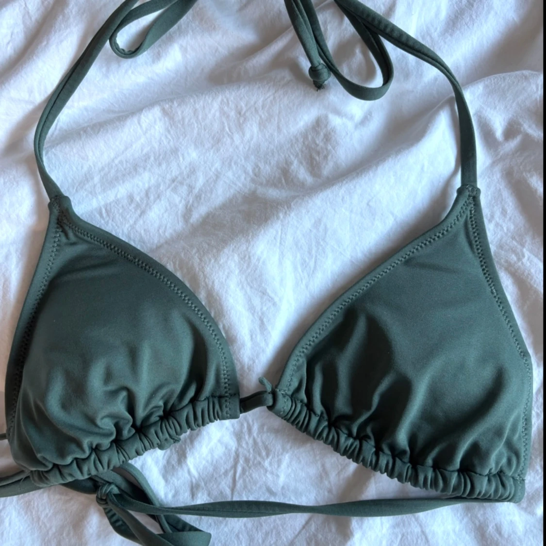 Mörkgrön trekantsbikini med knyt