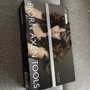 Björn Axén Tools Plattång - Säljer en Björn Axén Tools plattång från OBH Nordica. Perfekt för att skapa släta och glansiga frisyrer. Kommer i originalförpackning med stilren design.