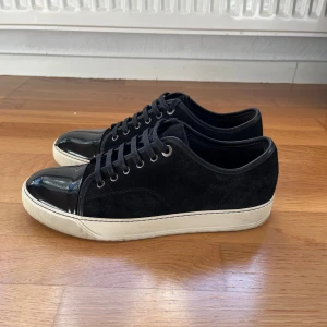 Lanvin skor - Säljer dessa lanvins, bra skick storlek uk 8 eu 42, finns en defekt på tån annars är de nästintill nya