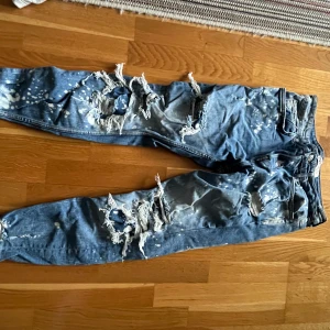 Blå skinny jeans med slitningar från Zara - Skinny jeans från Zara, w 32 l 32
