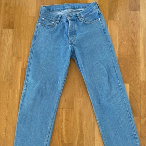 SWEET SKTBS loose fit jeans. - SWEET SKTBS loose fit jeans köpta från junkyard för 699kr. Jenssen är använda ett fåtal gånger och i väldigt bra skick. Inga defekter. Storlek W28.