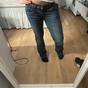 Mörkblå jeans - Snygga mörkblå LTB jeans med normal passform och klassisk design. 