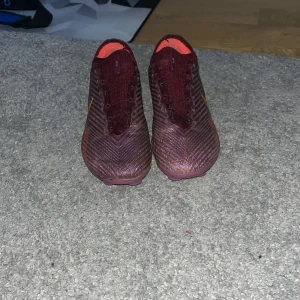 Nike mercurial storlek 40 - Säljer nu dessa feta fotbollsskor, Skorna finns inte att köpa i butik längre och skorna är även i ett helt okej skick. Skorna är i elit modell är kostar då runt 3000kr att köpa. Snören finns att sätta på om man vill det 