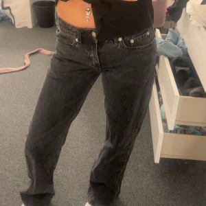 Svarta jeansbyxor - Snygga svarta jeansbyxor med en klassisk femficksdesign. Byxorna har en rak passform och är perfekta för en avslappnad stil. De har en knapp- och dragkedjestängning framtill.