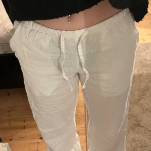 Linnebyxor  - Linnebyxor från Gina tricot, de är lite genomskinliga. 