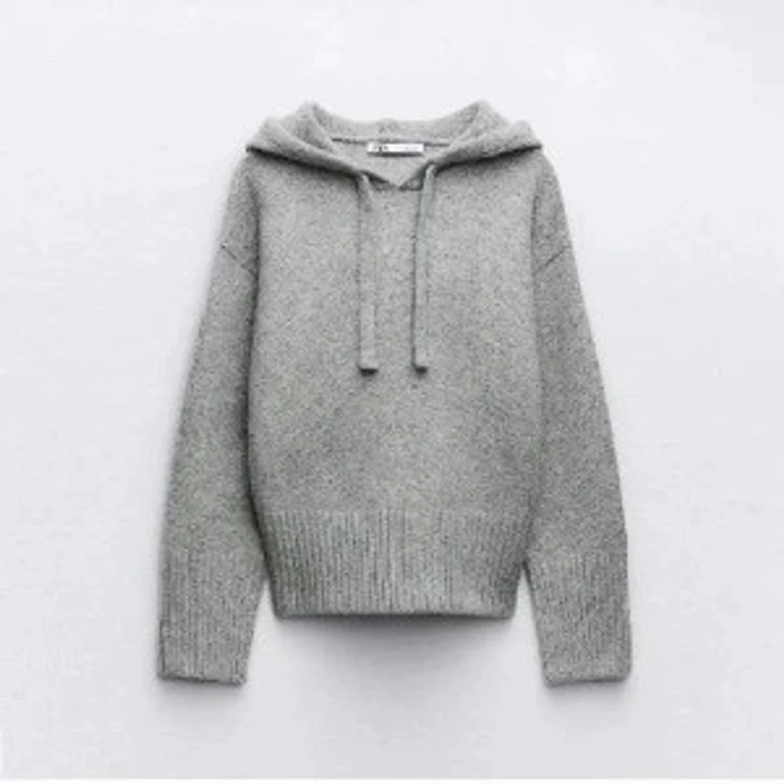 Grå stickad hoodie