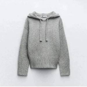 Grå stickad hoodie - Jättemysig och fin grå stickad hoodie. Den är endast använd ett fåtal gånger och ser helt ny ut! 🩶🩶🩶