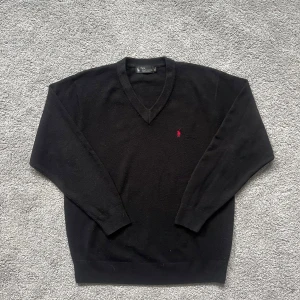 Ralph Lauren Kashmir tröja - Tjena! Säljer nu en riktigt fet Ralph Lauren tröja med en tjock v ringad krage och Kashmir tyg. Det står att den är i storlek XL men passar egentligen som S/M! Nypris = Mellan 1500 och 2500kr. Mitt pris = 549kr. Mellan 65% —> 80% billigare!! Den har inga defekter och är i ett väldigt bra skick😁Pris är inte hugget i sten! Hör av dig vid funderingar 🤲