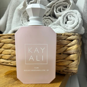 Kayali Yum Boujee Marshmallow 81 Parfym - Kayali Yum Boujee Marshmallow 81. 100 ml flaska, ca 40 ml kvar.