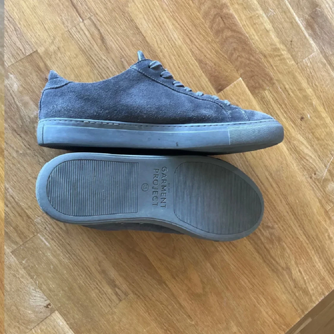 Grå sneakers från Garment Project