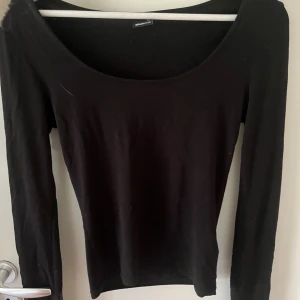 Svart långärmad topp från Gina Tricot - Hej jag säljer denna tröja från Gina Tricot då jag nye använder den längre, tröjan är i bra skick och fin kvalitet 