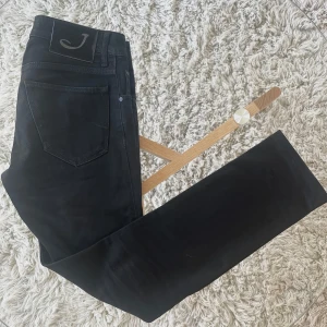 Jacob Cohën Jeans - Säljer ett par exklusiva jeans från Jacob Cohën, perfekt till sena sommardagar🌄 | Skick: 9/10 Storlek: 32 | Mått, Midjan: 41cm | Längd från skrevet: 70cm | Hela längden: 101cm | Nypris: 5499kr Mitt pris: 999kr | Tveka inte på att ställa frågor privat!💯